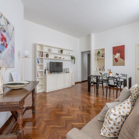 The Best Rent - Gorgeous Two-Bedroom Apartment In Porta Nuova District Милано Екстериор снимка