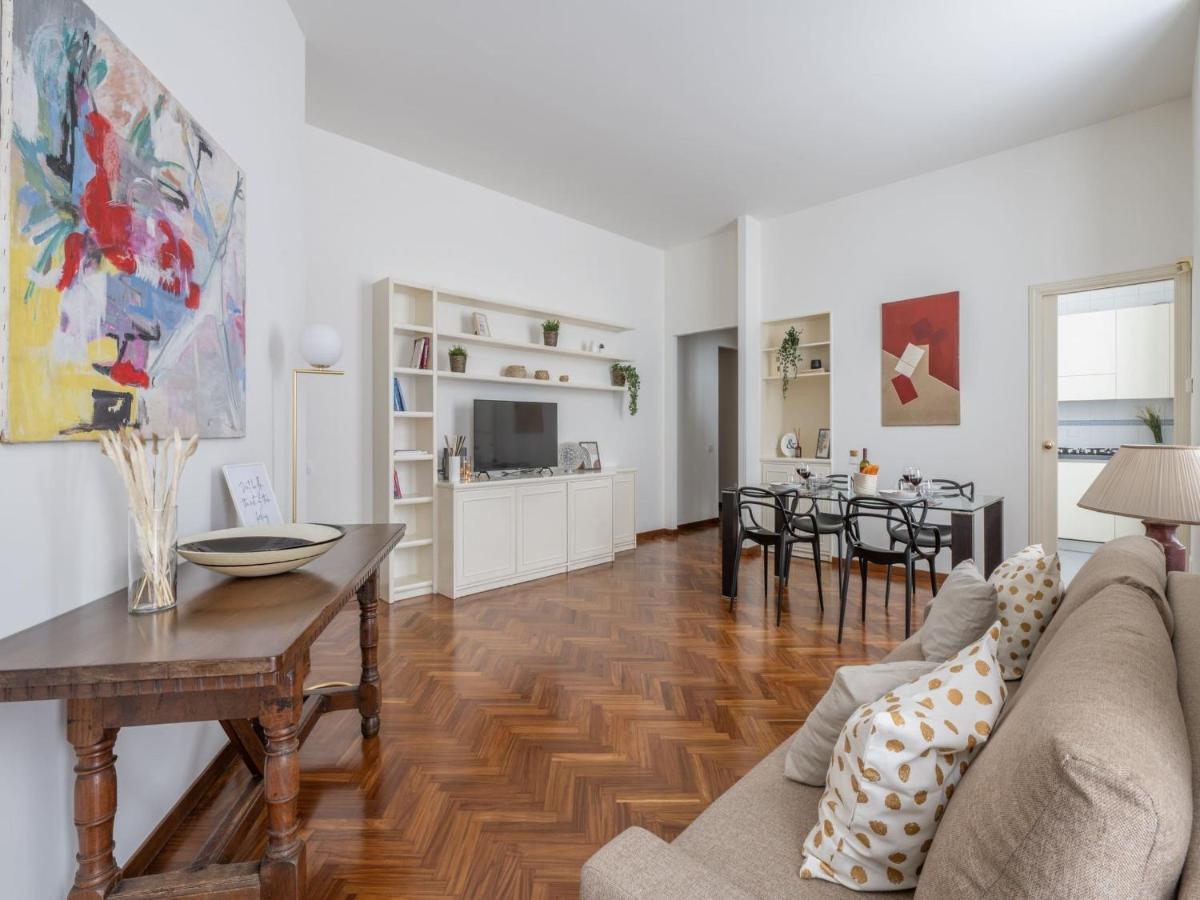 The Best Rent - Gorgeous Two-Bedroom Apartment In Porta Nuova District Милано Екстериор снимка